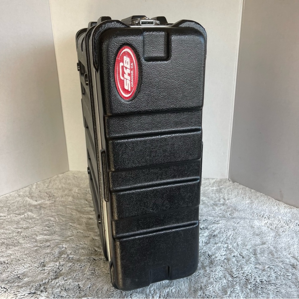 SKB 402-462. Molded Flight Hard Case - Black with Silver Trim - Picture 12 of 16